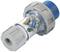 Un connecteur en plastique gris et bleu avec des fils colorés et des emplacements visibles. Il est utilisé pour des connexions électriques.