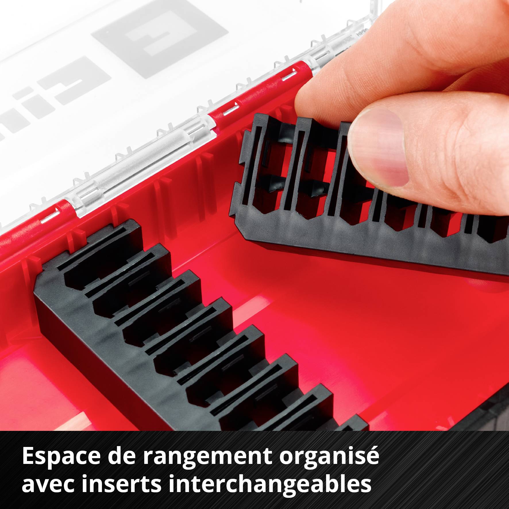 La main place un insert noir dans un casier de tri rouge