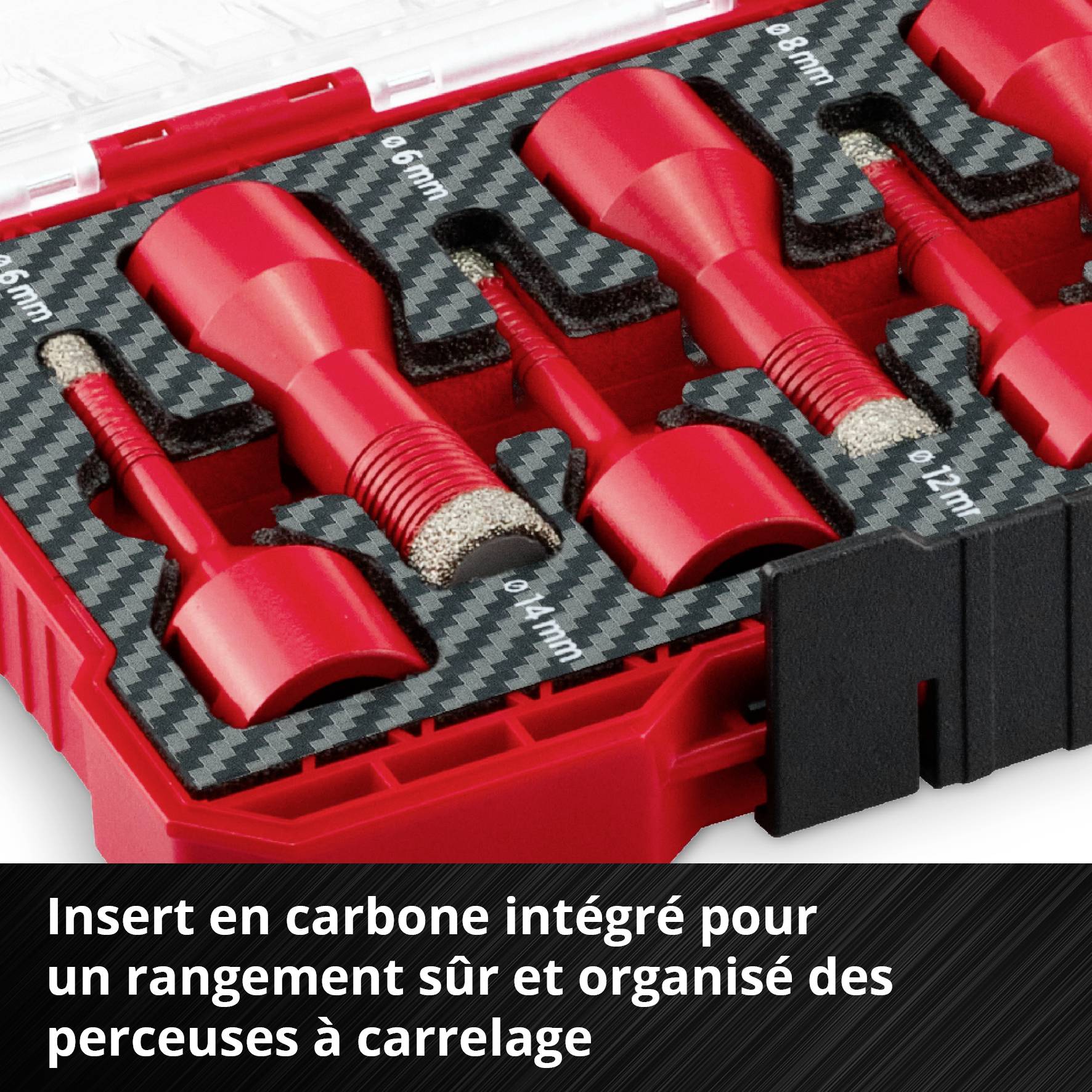 Valise rouge avec garniture en carbone, contenant divers forets à carrelage de différentes tailles, rangés de manière sûre et organisée.