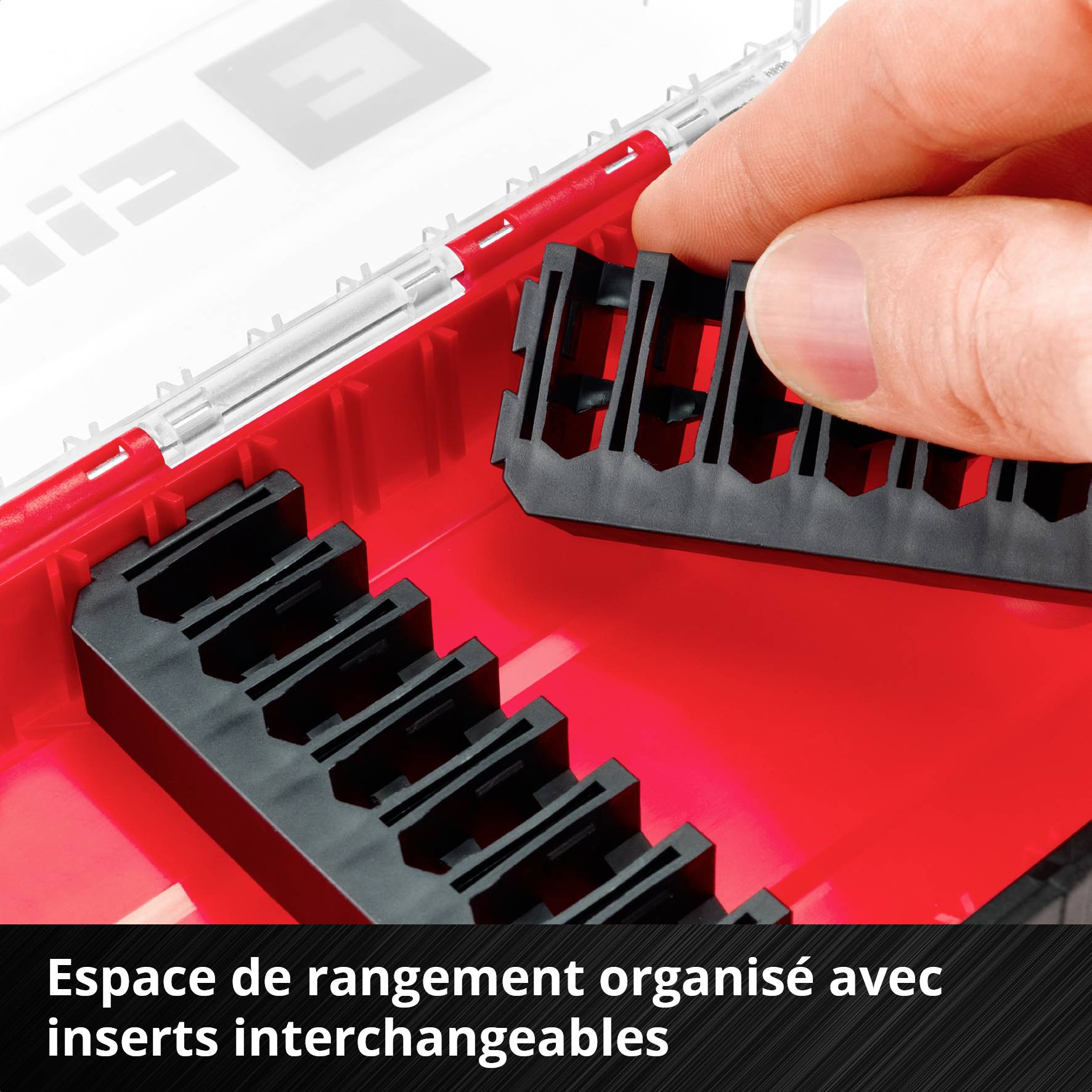 Espace de rangement organisé avec des compartiments interchangeables montre une main retirant un insert noir d'un récipient rouge.