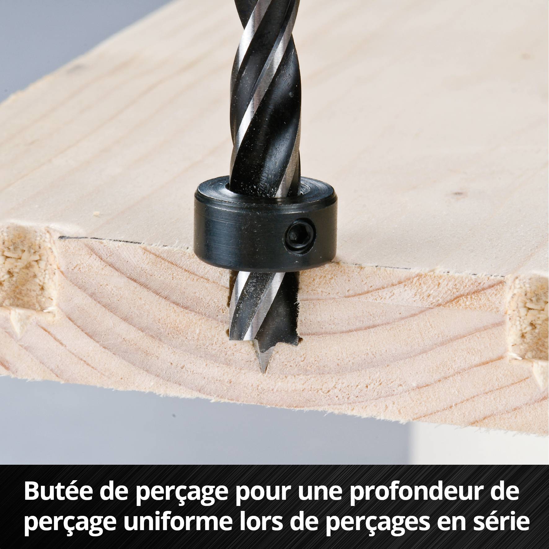 Arrêt de forage pour une profondeur de perçage uniforme lors de forages en série montre un foret avec un arrêt qui perfore un morceau de bois.