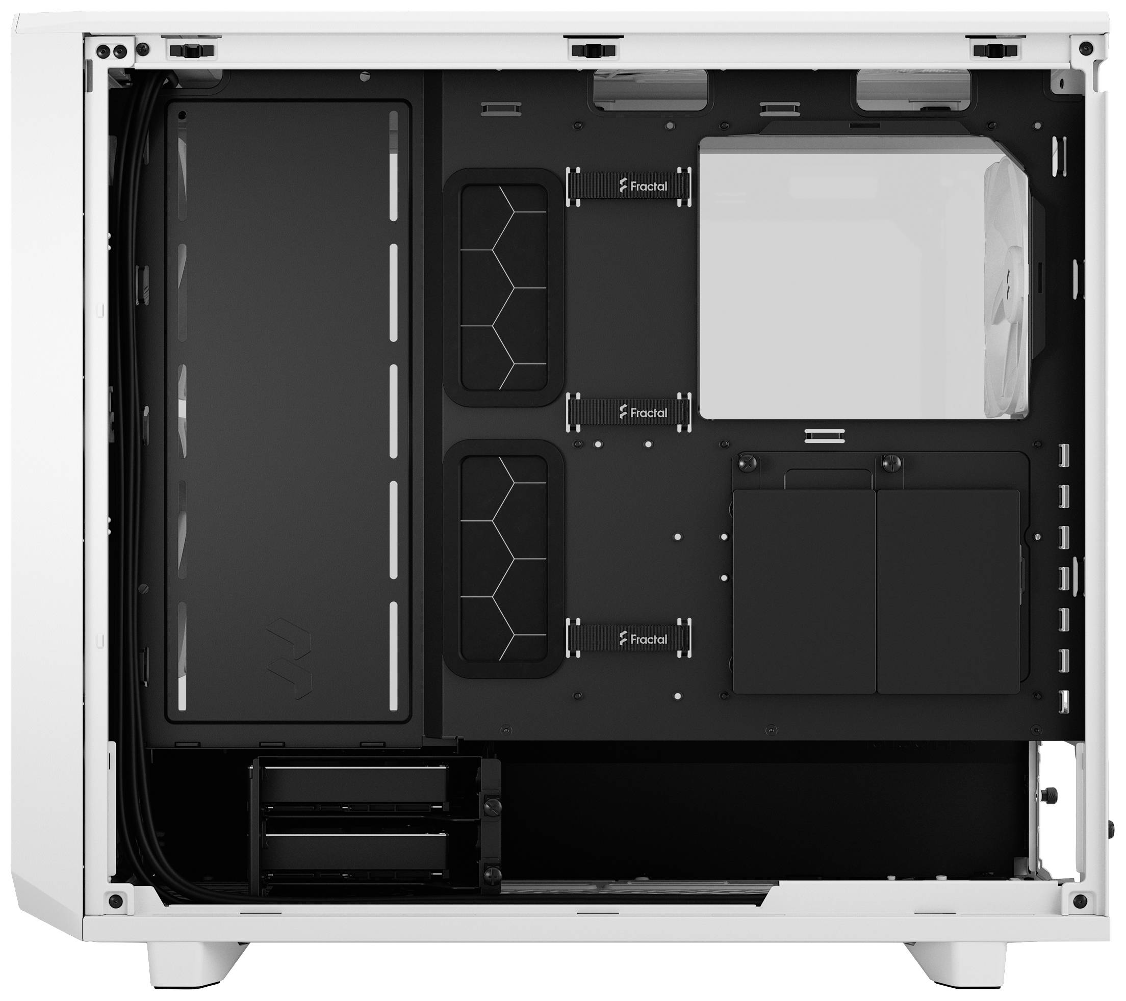 Boîtier d'ordinateur blanc, ouvert pour visualiser sa structure interne. Emplacements pour lecteurs et supports de montage pour le matériel informatique visibles.