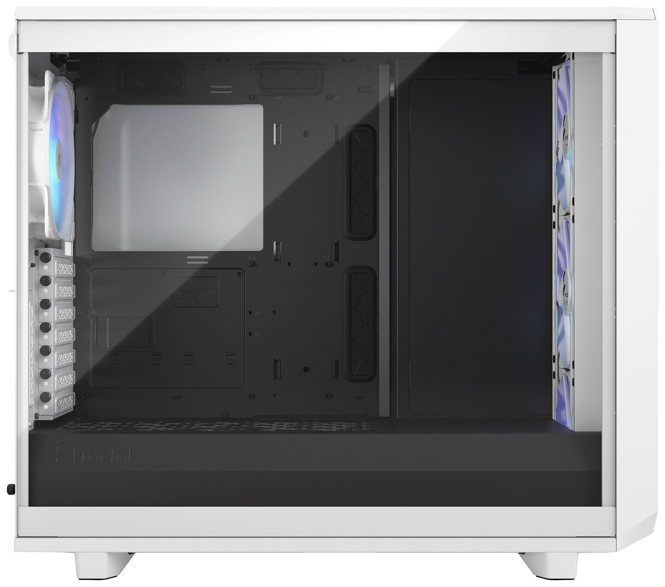 Boîtier d'ordinateur blanc vide avec un panneau latéral transparent et des ventilateurs LED intégrés.