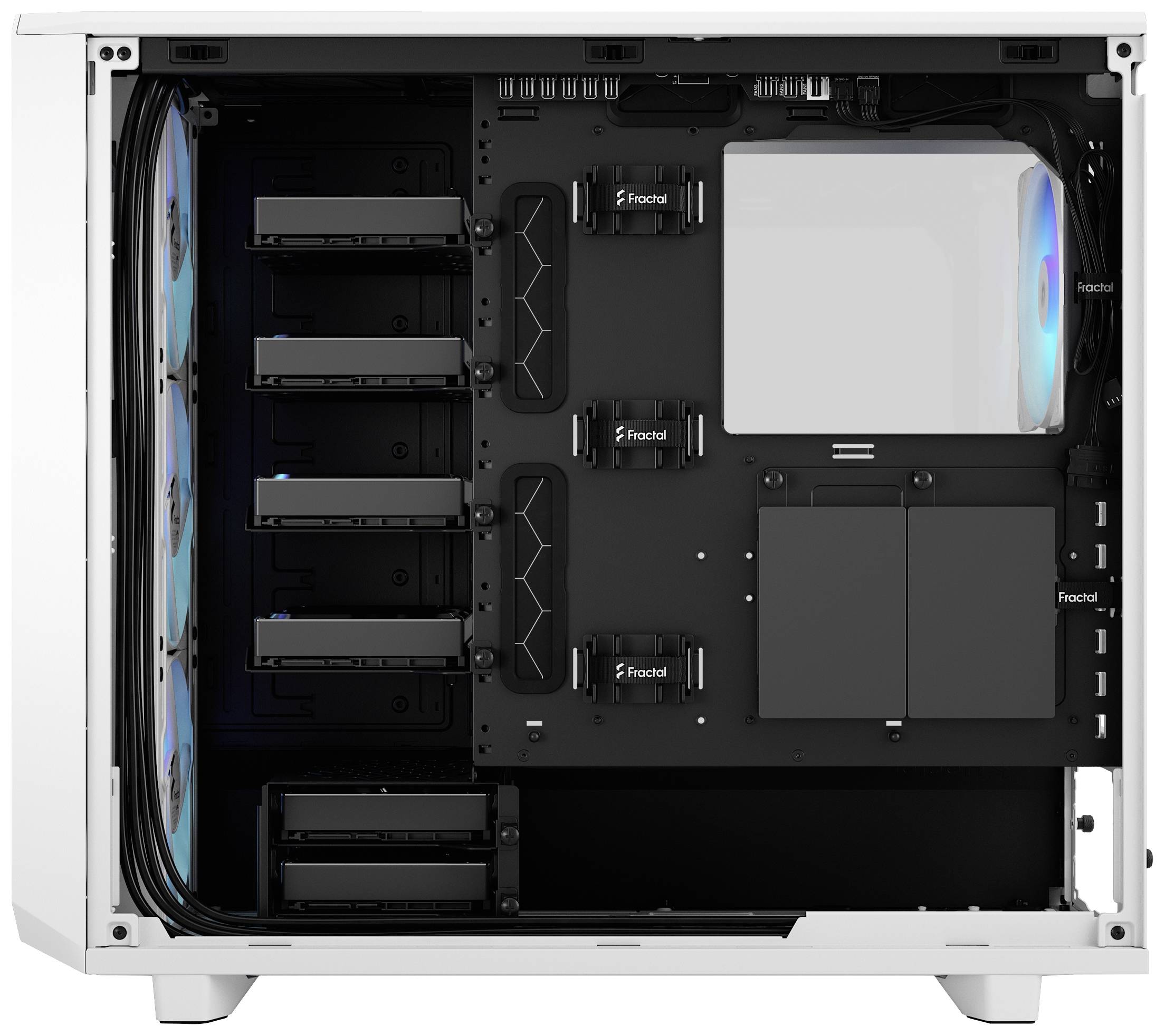 Un boîtier d'ordinateur ouvert avec plusieurs ventilateurs, des baies pour disques durs et une gestion des câbles. Adapté pour l'assemblage d'un PC.
