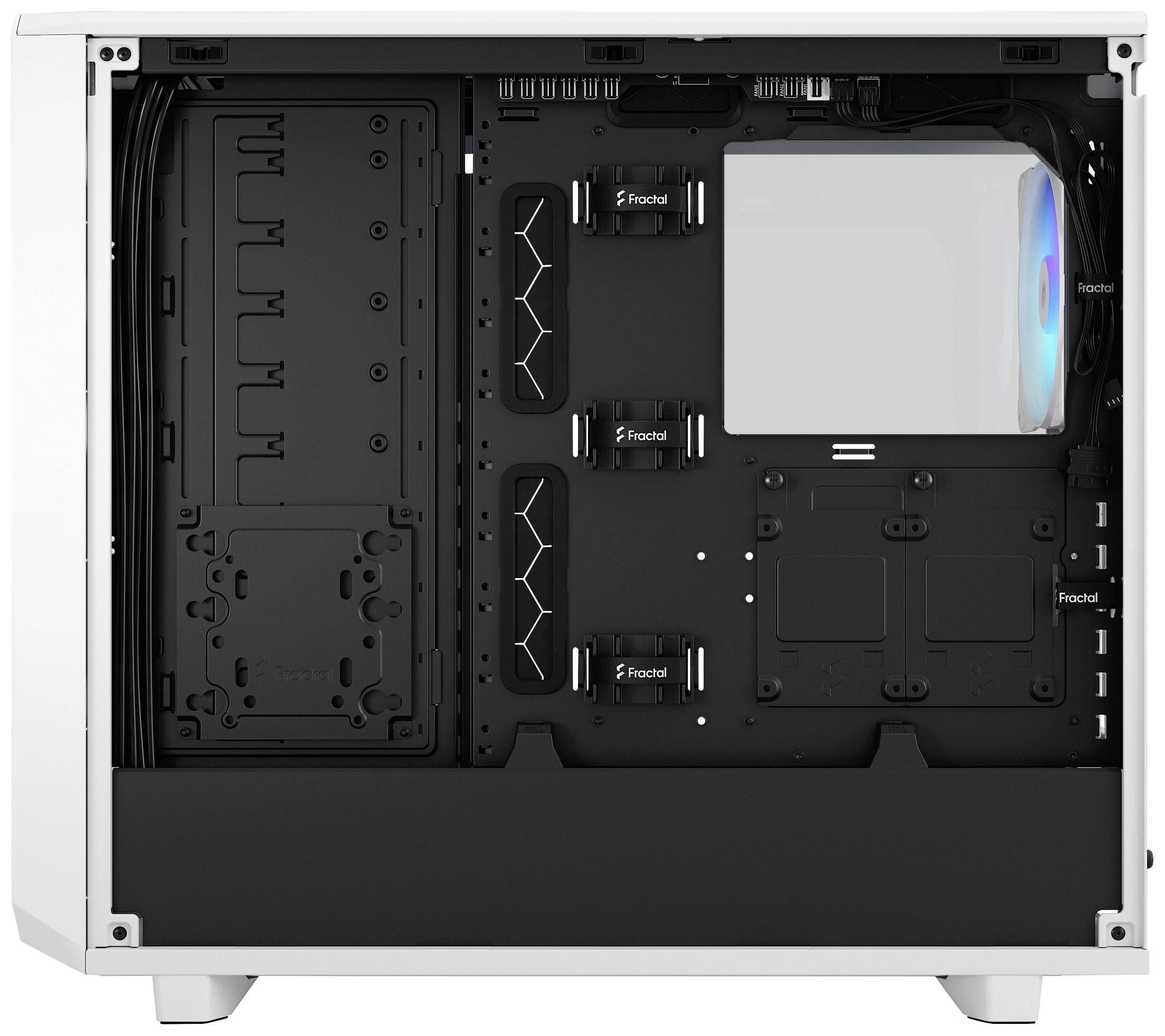 Un boîtier d'ordinateur ouvert en blanc avec des emplacements visibles pour les disques durs, une gestion des câbles et un ventilateur intégré à droite.