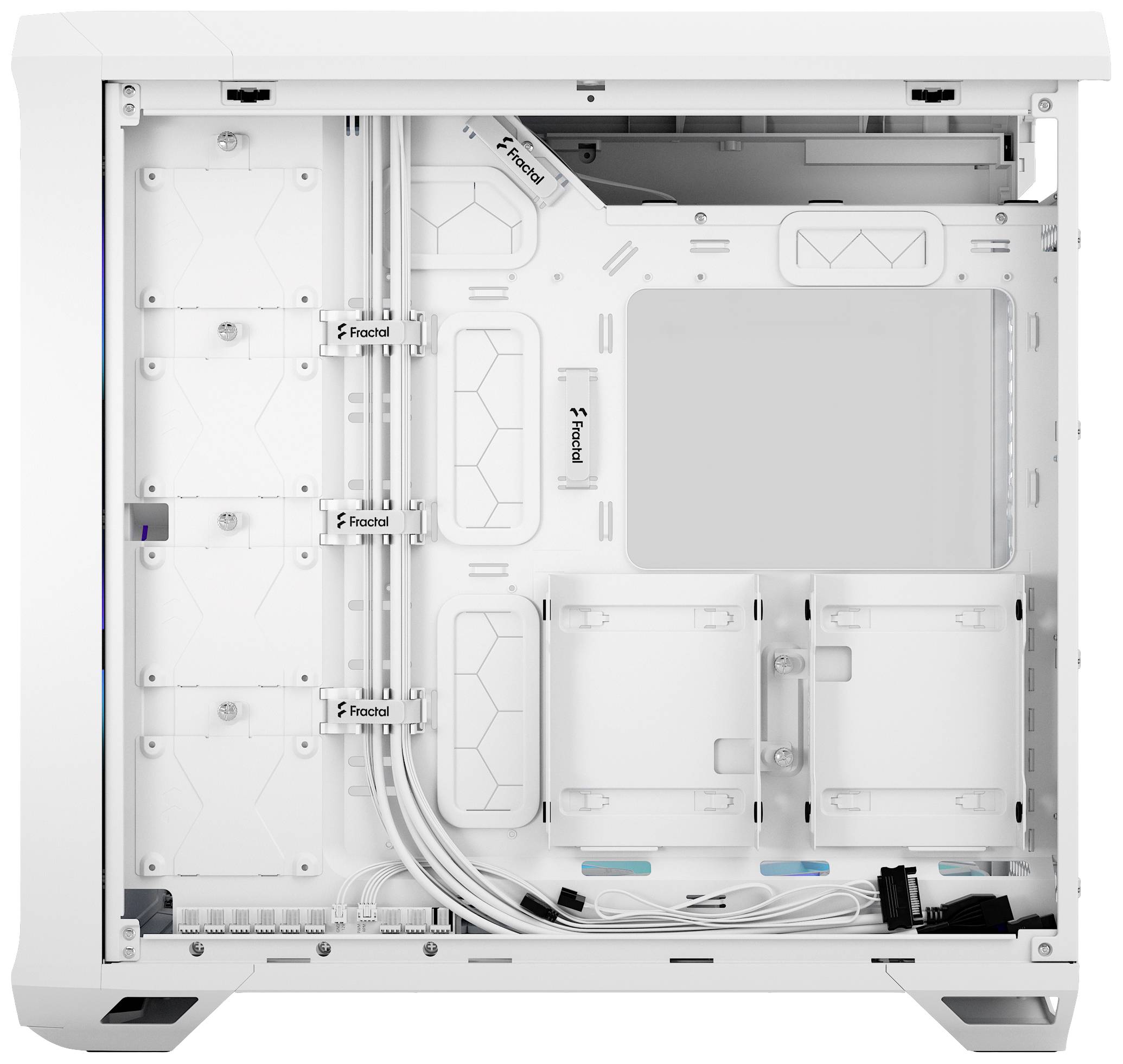 Un boîtier PC vide avec un intérieur blanc, une gestion des câbles et des supports pour lecteurs. Des canaux de câblage et des supports sont visibles.