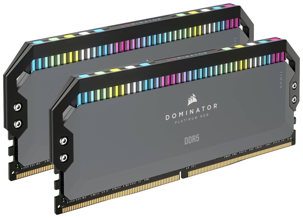 Deux modules de RAM Corsair Dominator Platinum RGB DDR5 avec des LED multicolores. Ils sont alignés côte à côte et affichent le logo de la marque.