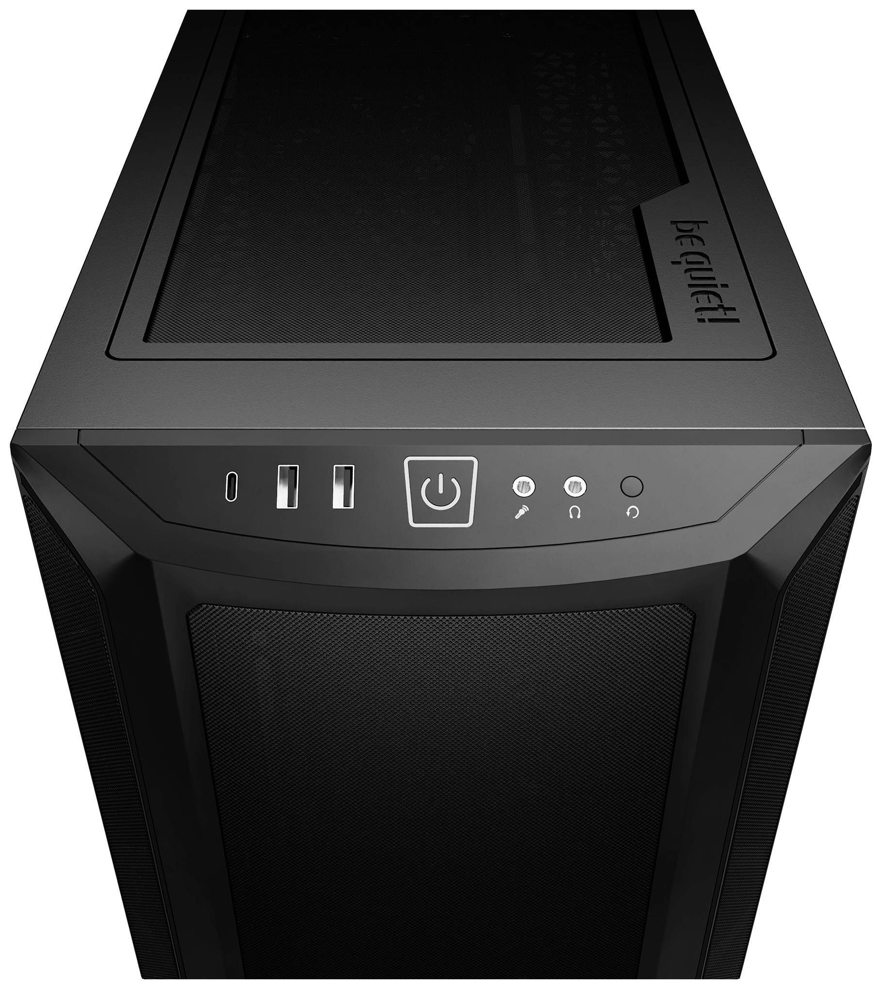 Boîtier d'ordinateur noir vu de dessus, montrant le panneau avant avec des ports USB, un bouton d'alimentation, des connexions audio et le logo « be quiet! ».