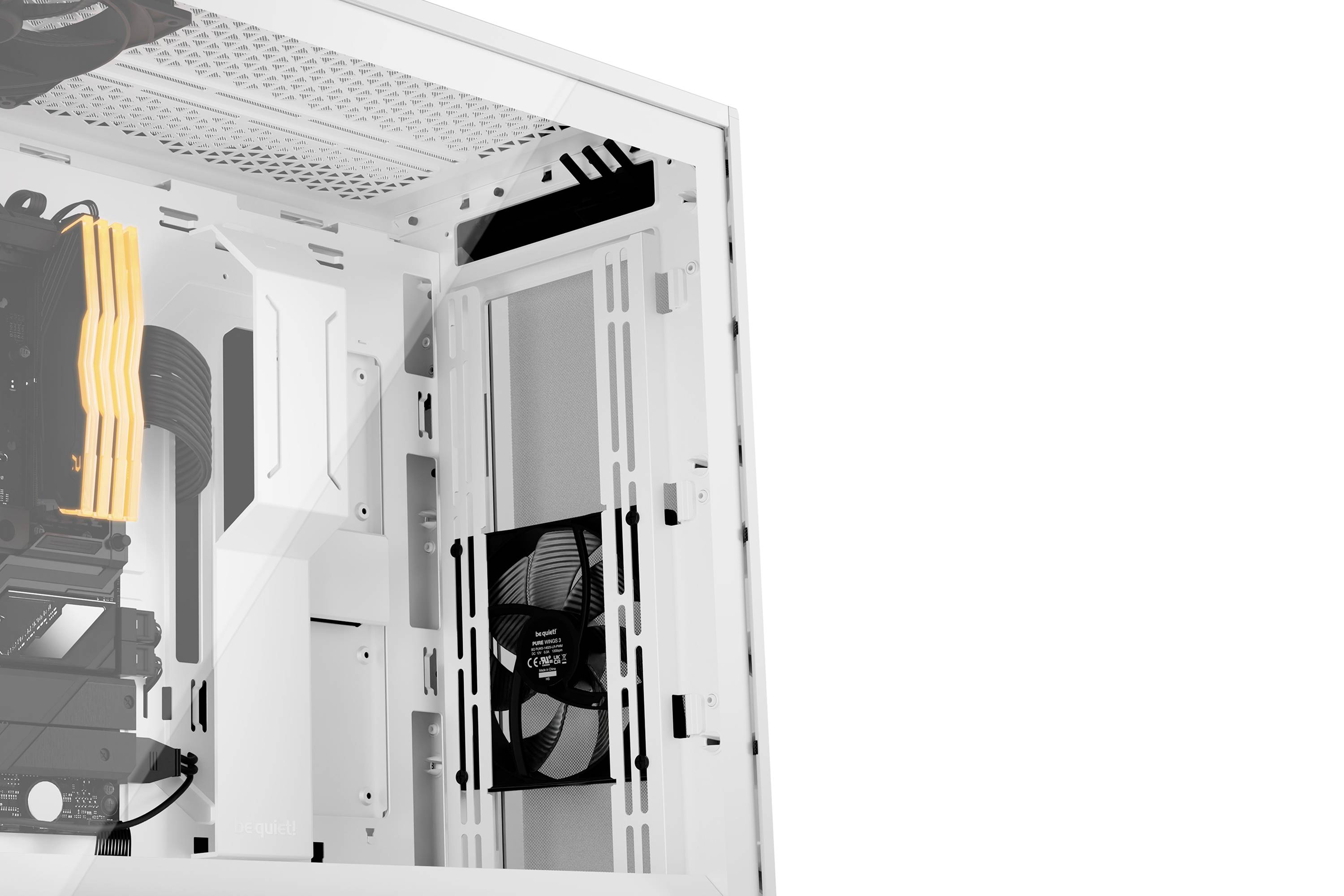 Vue partielle d'un boîtier d'ordinateur blanc avec un ventilateur et des composants internes visibles sur le côté gauche.