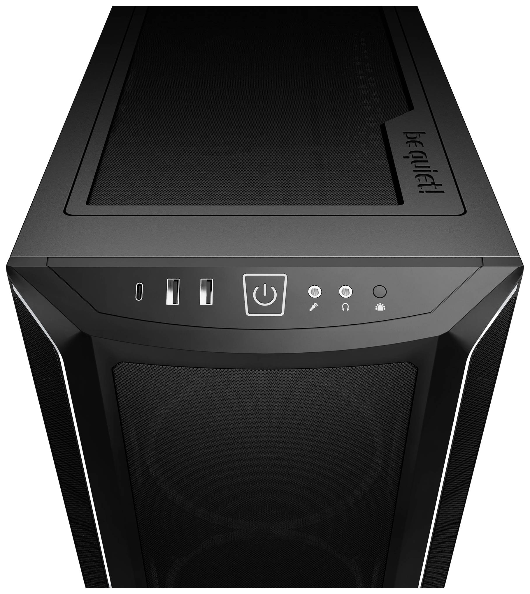 Boîtier d'ordinateur vu de dessus, noir avec des ports et un bouton d'alimentation, la marque 'be quiet!' visible sur le dessus.