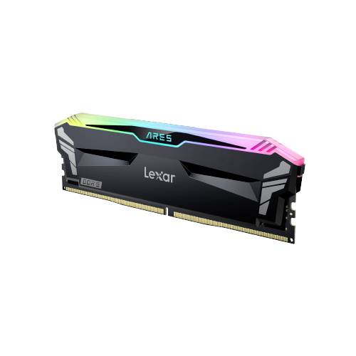 Module de RAM avec éclairage RVB de la marque Lexar, modèle ARES. Il présente une surface noir et argent avec des broches DIMM en bas.