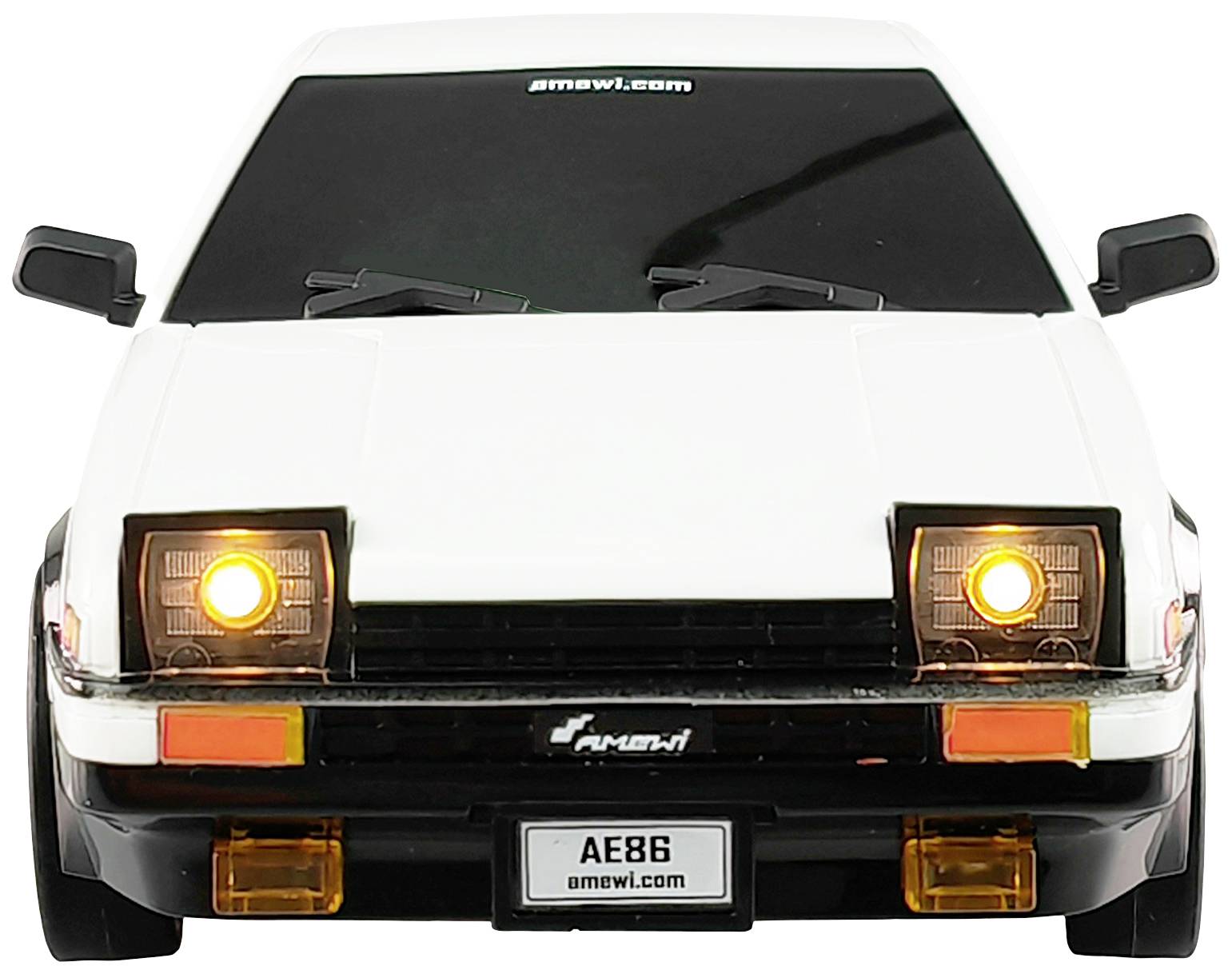 Une voiture blanche avec des phares escamotables est allumée. Sur la plaque d'immatriculation, on peut lire 'AE86'.