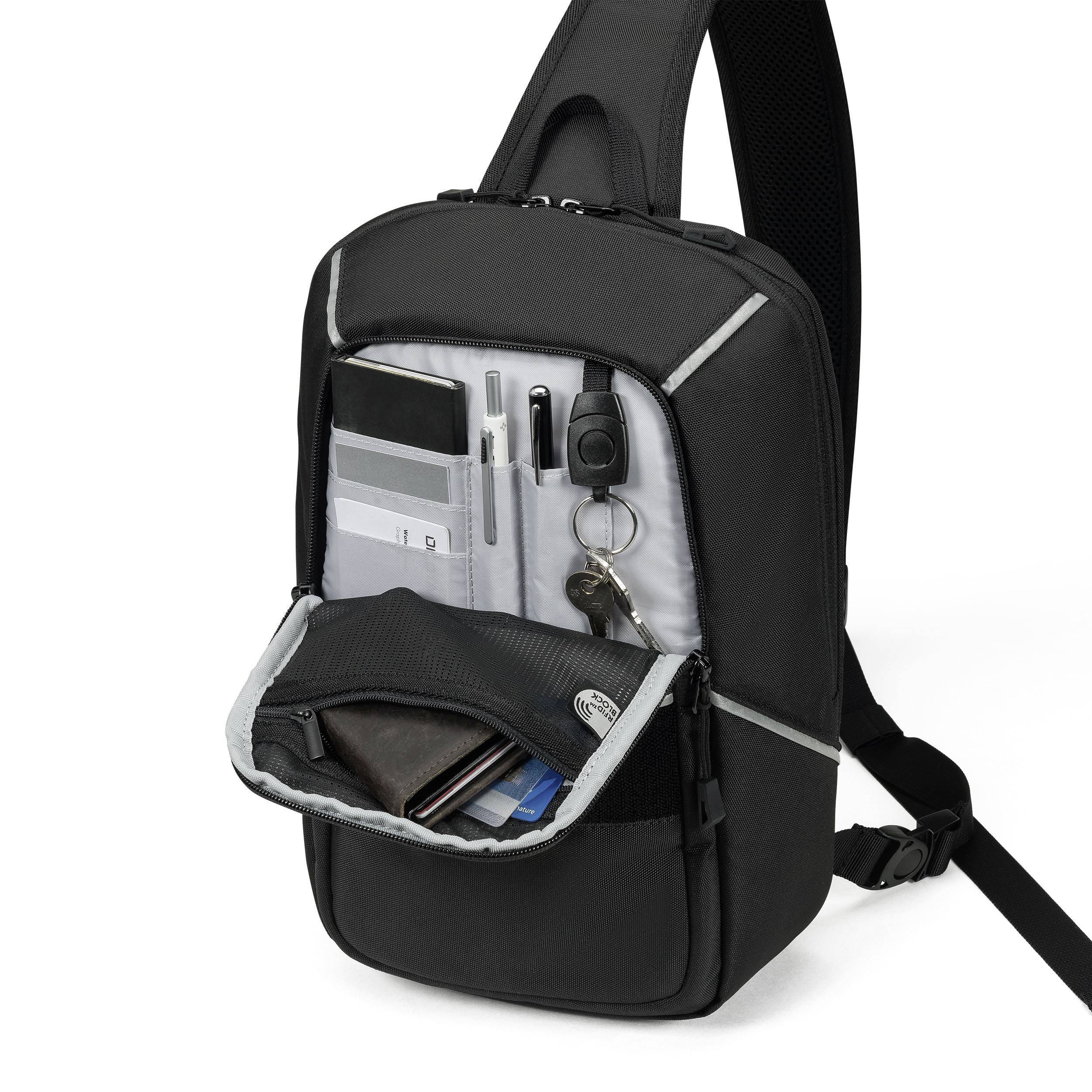 Un sac à dos avec un compartiment ouvert révélant divers espaces de rangement pour stylos, clés et cartes. Idéal pour un rangement organisé.