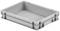 Boîte en plastique grise de forme rectangulaire, avec des parois latérales basses et empilable. Idéale pour le stockage et le transport.