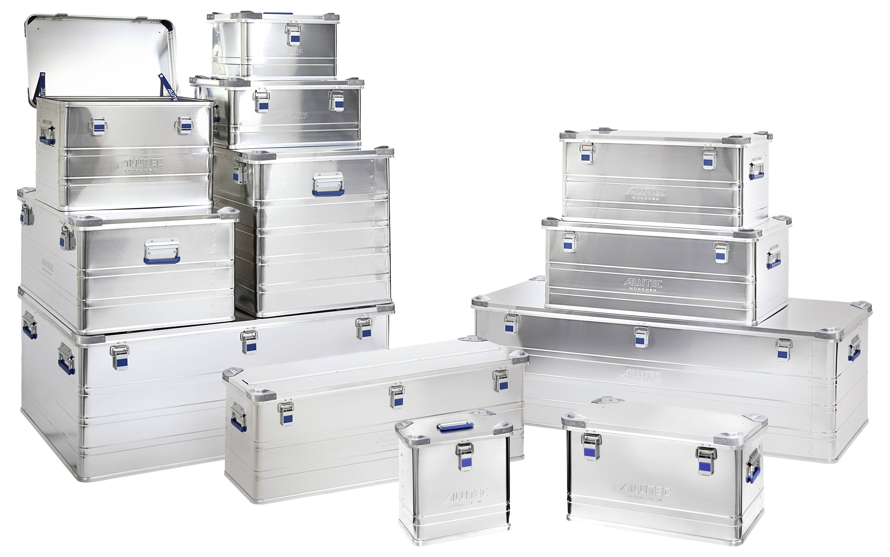 Des boîtes de rangement en aluminium empilées de différentes tailles avec des poignées bleues, arrangées en deux groupes.