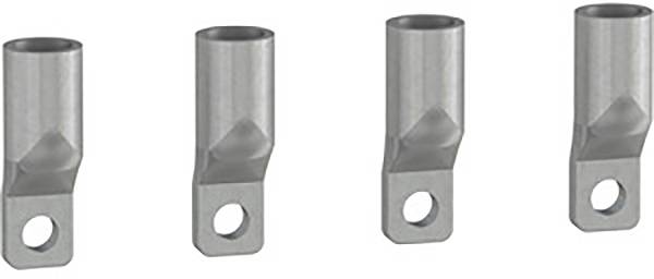 Quatre cosses de câble métalliques alignées, chacune avec une extrémité cylindrique et une section plate perforée, sur un fond blanc.