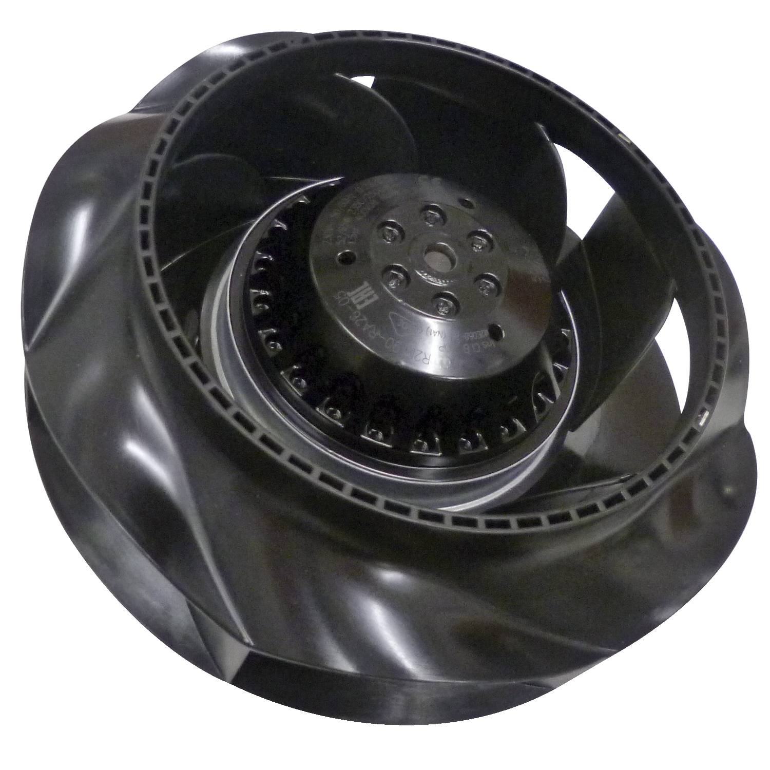 Roue de ventilateur en plastique noir avec plusieurs pales incurvées, utilisée dans les technologies de ventilation ou de refroidissement.