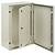 Un armoire grise en métal à deux portes, légèrement entrouverte. L'intérieur ne contient aucun objet reconnaissable.