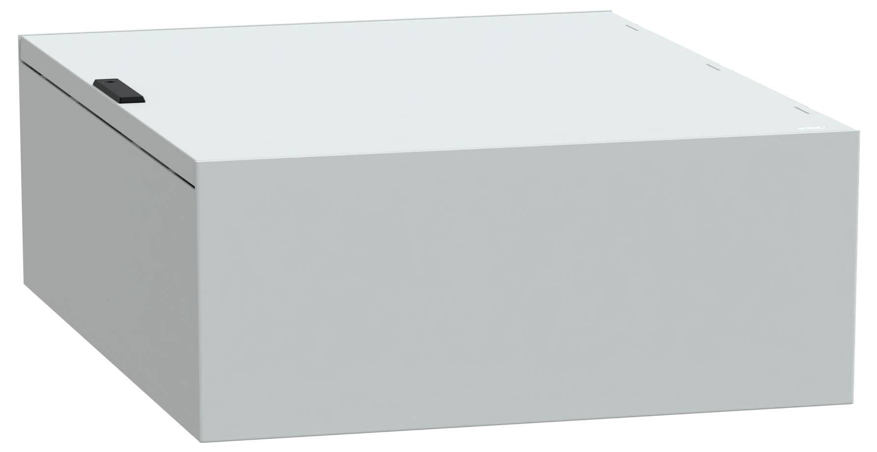 Une grande boîte blanche en métal avec une petite poignée noire sur un côté. La boîte est sans particularités et placée contre un arrière-plan uni.