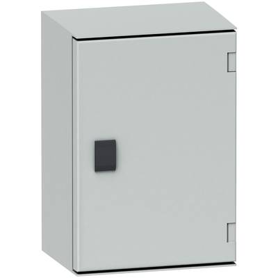 Armoire revêtue de métal, montée au mur, pourvue d'une poignée noire. Principalement utilisée pour le rangement de composants électroniques.