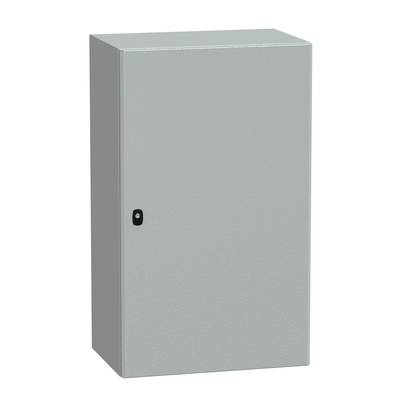 Un placard métallique gris avec une porte et une petite poignée noire, debout verticalement devant un fond blanc.