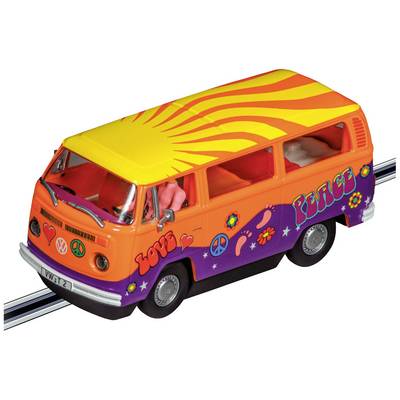 Un bus jouet de style hippie avec les mots 'Love' et 'Peace', décoré de fleurs, de cœurs et de symboles de paix, sur un train miniature.