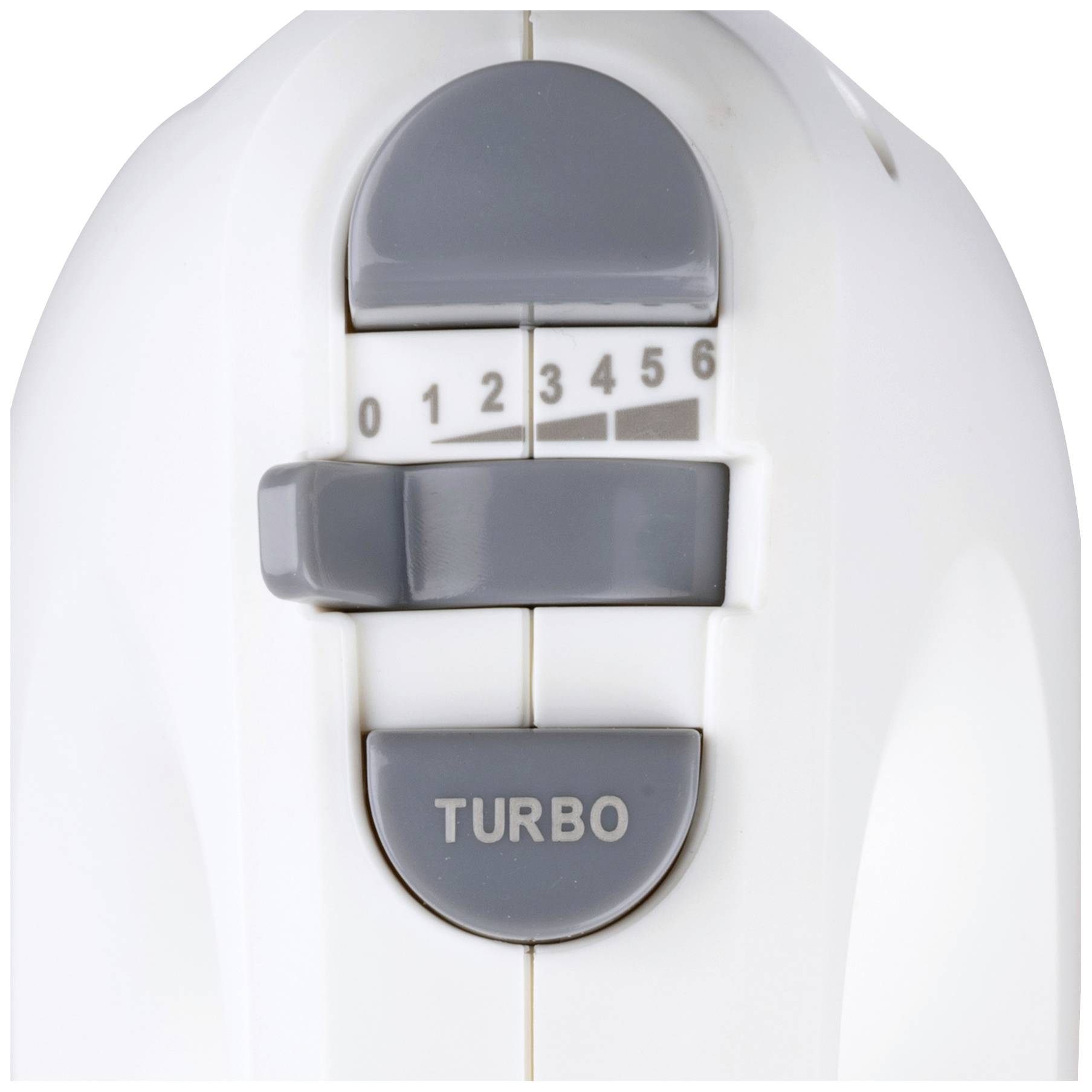 Gros plan d'un mixeur à main blanc avec des éléments de commande gris. Présente six niveaux de vitesse de 0 à 5 et une touche 'Turbo'.