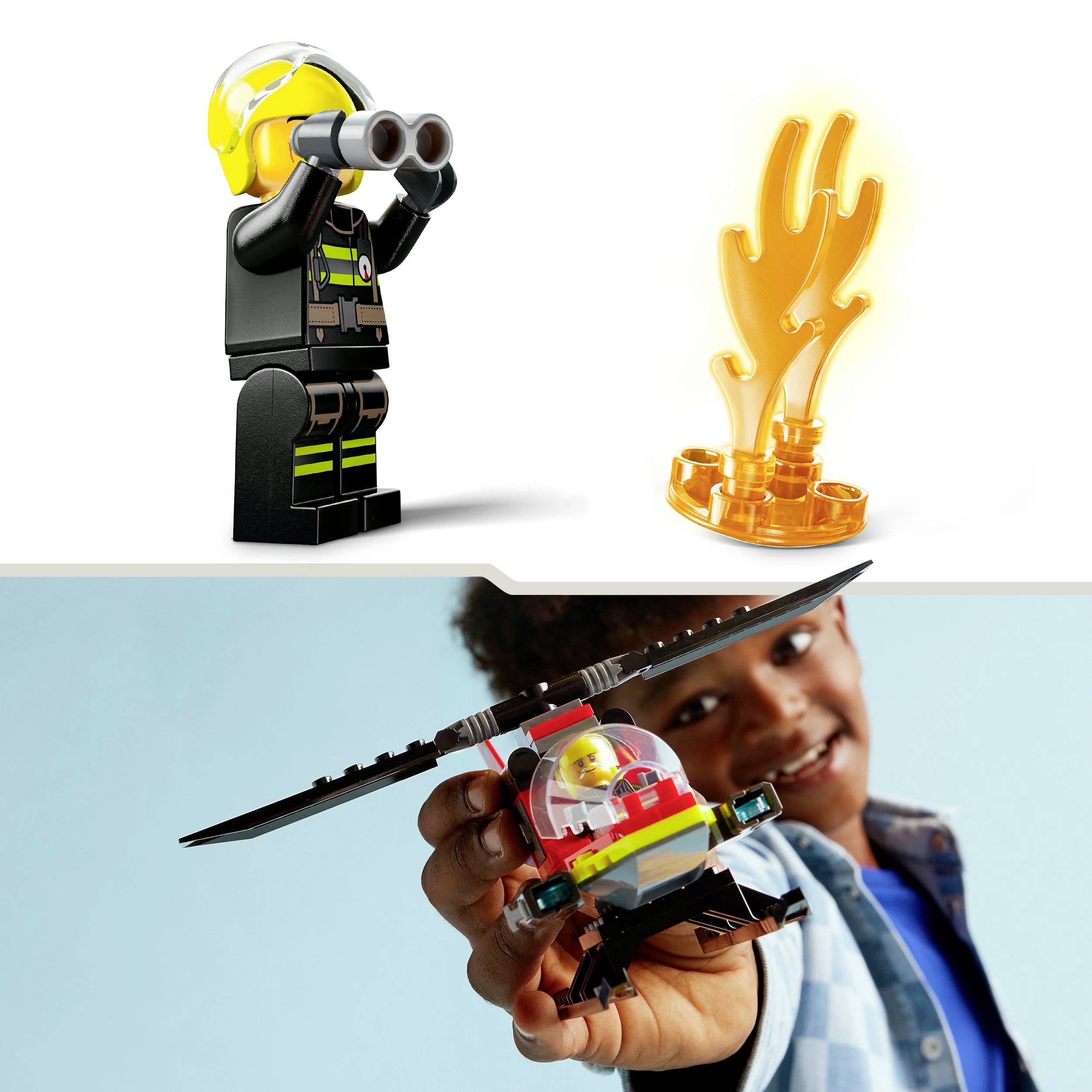 Un enfant joue avec un hélicoptère LEGO, tandis qu'à côté se trouve une figurine de pompier LEGO avec des jumelles et une flamme.