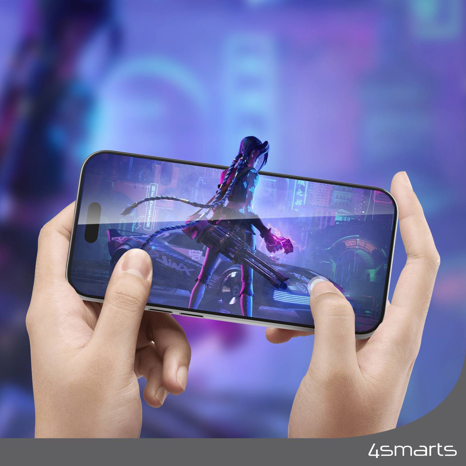 Une personne tient un smartphone affichant un jeu vidéo avec une ville futuriste et un personnage à l'écran.