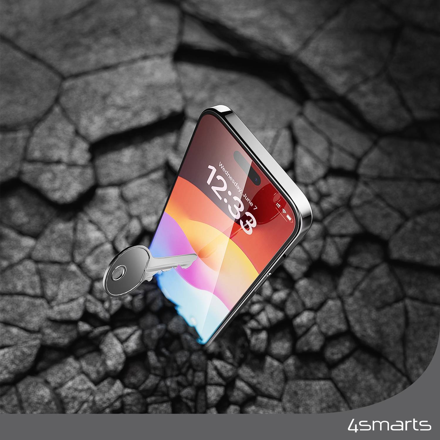 Un smartphone à écran couleur et clé de sécurité intégrée est posé sur un fond pierreux. Texte : '4smarts'.