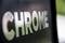 'CHROME' est écrit en grandes lettres argentées sur une surface noire, légèrement floues.