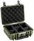 Valise rigide verte ouverte avec rembourrage en mousse et compartiments ajustables. Idéale pour protéger un équipement délicat.