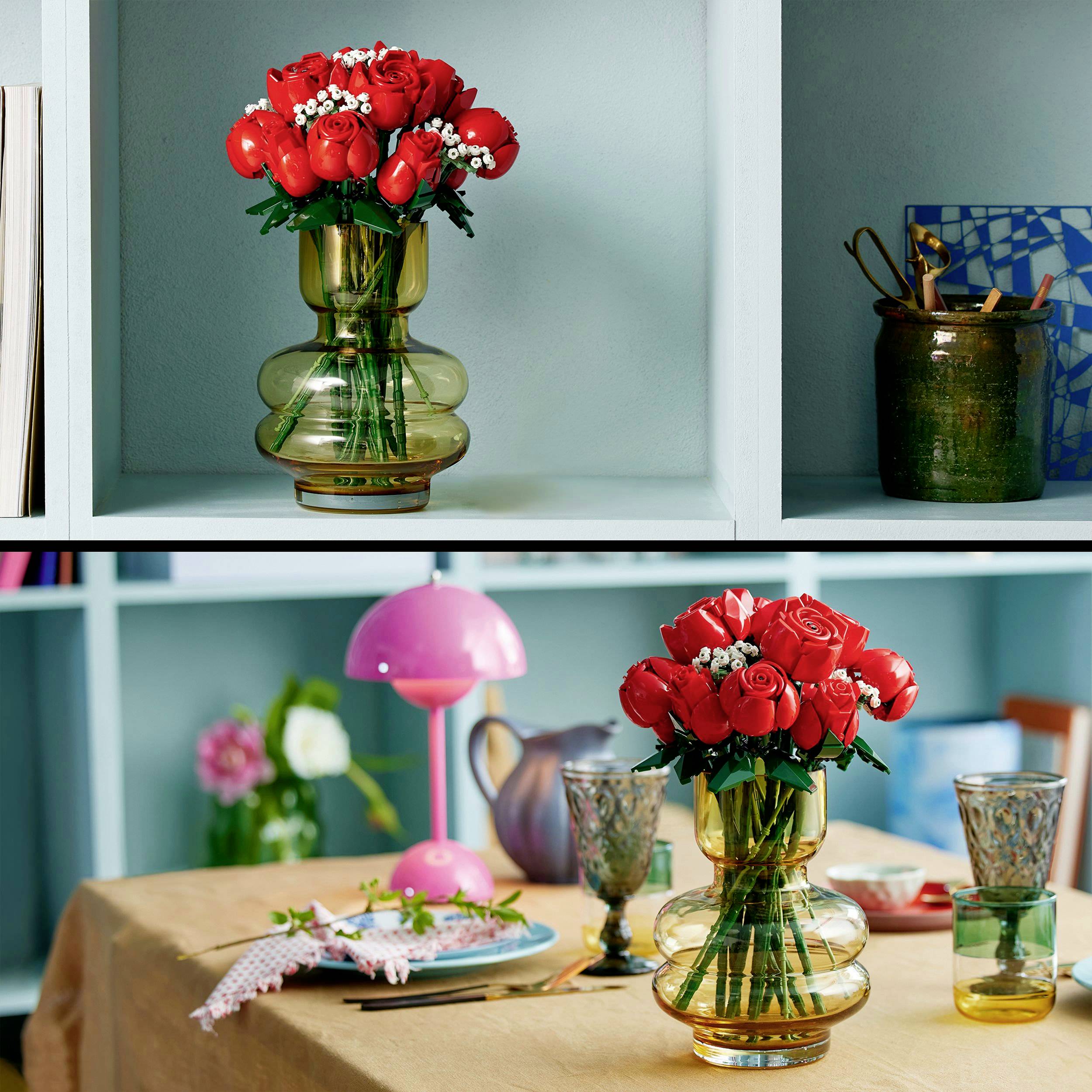 Sur une étagère se trouve un vase en verre contenant des roses rouges. En bas, sur une table, un vase similaire est rempli de roses, entouré de vaisselle.