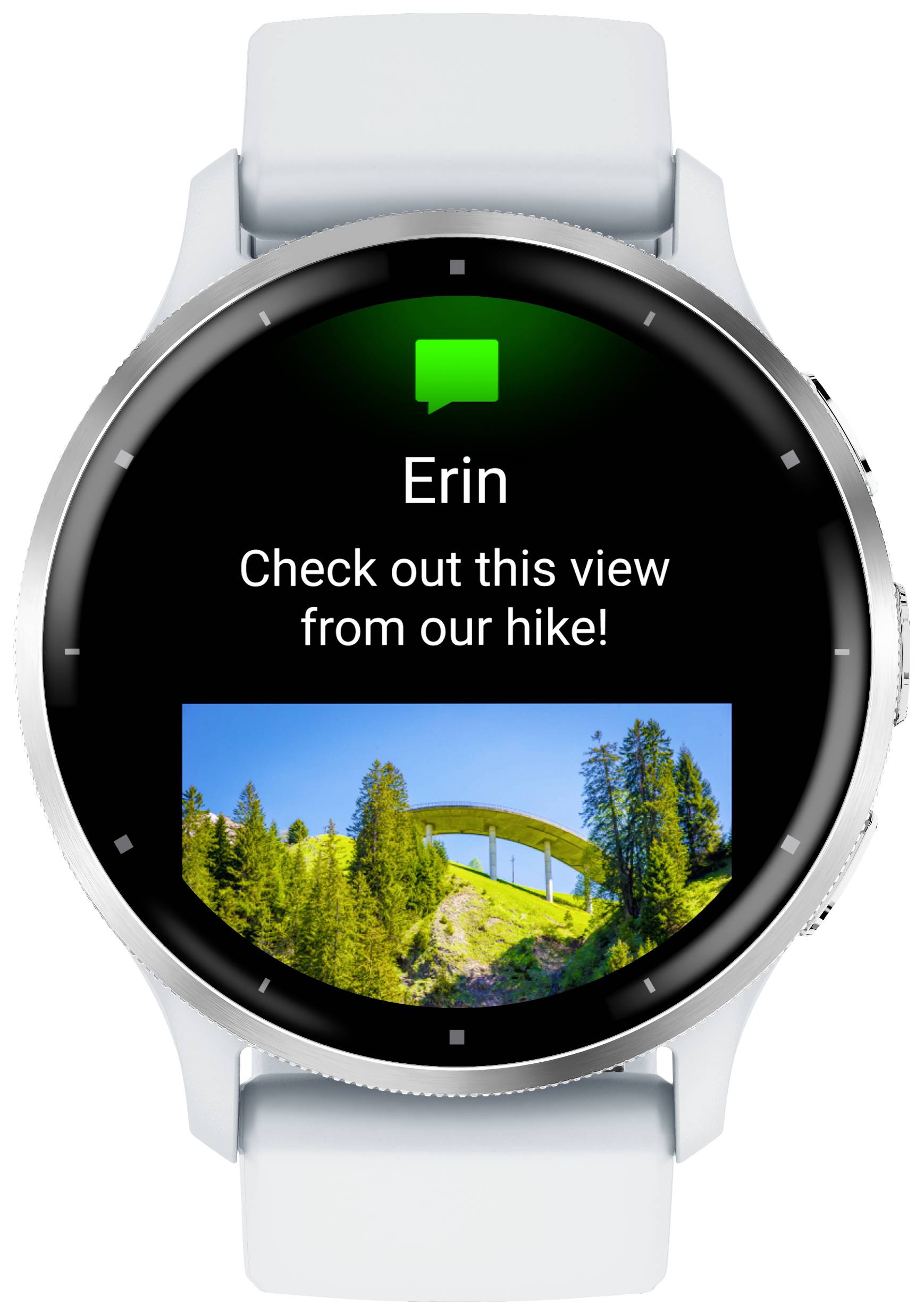 Une montre connectée affiche un message : 'Erin : Regarde cette vue de notre randonnée !' En dessous, une image d'un pont dans une zone forestière.