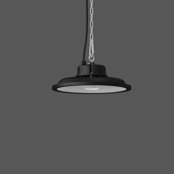 Un luminaire suspendu noir à forme ronde est accroché au plafond par une chaîne, et lorsqu'il est allumé, il éclaire vivement.