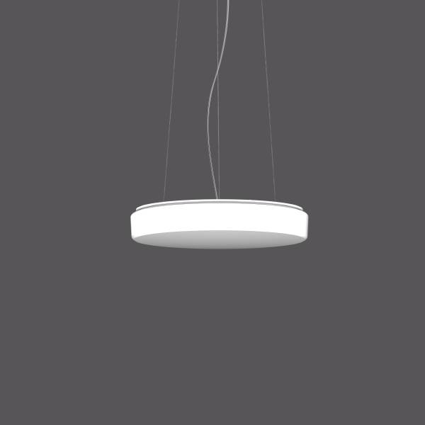Un lustre moderne et rond pend du plafond devant un arrière-plan sombre.