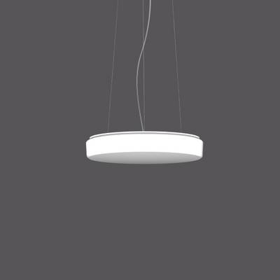 Un lustre moderne et rond pend du plafond devant un arrière-plan sombre.
