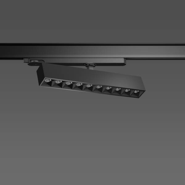 Un luminaire de plafond noir et rectangulaire, équipé de plusieurs ampoules disposées en carré, est monté sur une rail.