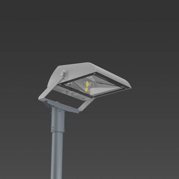 Un luminaire moderne sur un mât métallique, présentant quatre projecteurs LED lumineux, adapté à l'éclairage des rues ou des places la nuit.