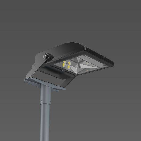 Un lampadaire LED moderne au design rectangulaire et plat, avec un mât gris, photographié sur un fond gris.