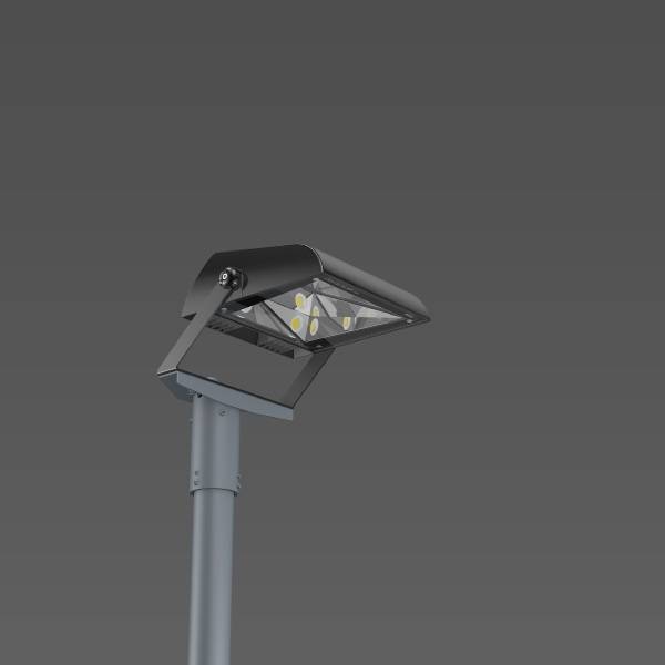 Un lampadaire moderne et sombre, équipé de plusieurs lampes LED, installé sur un poteau métallique, devant un fond gris.