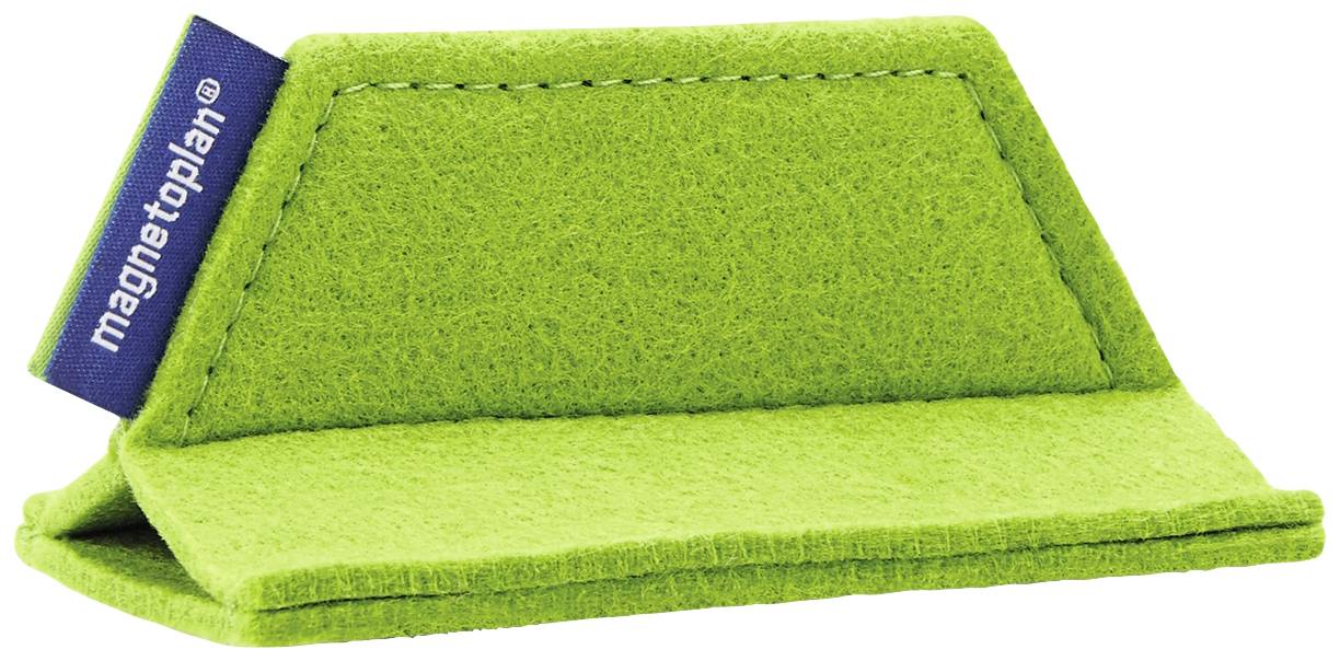 Sac en feutre vert avec une étiquette bleue, ouvert. Il sert à ranger des objets.