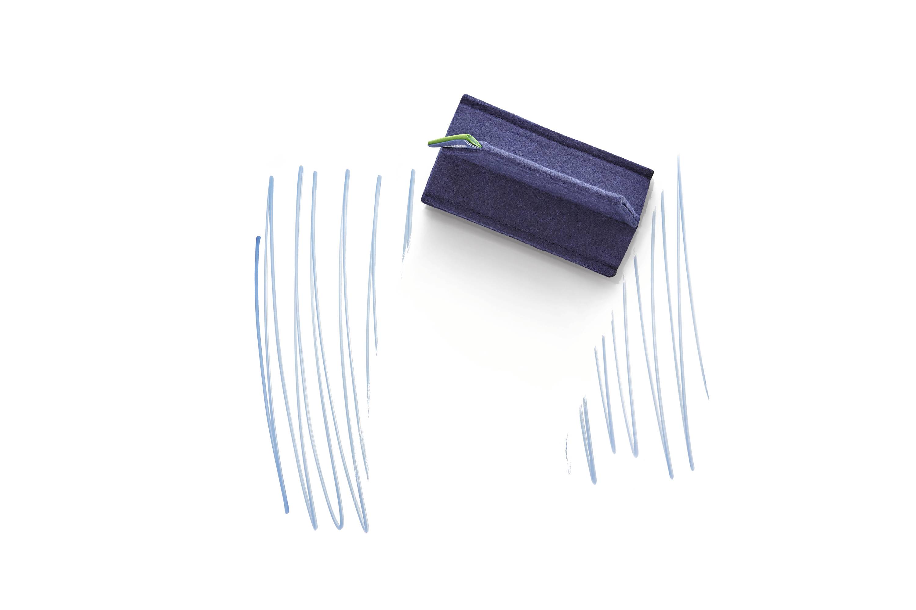 L'gomme efface des lignes bleues sur un fond blanc, certaines lignes étant supprimées tandis que d'autres restent encore visibles.
