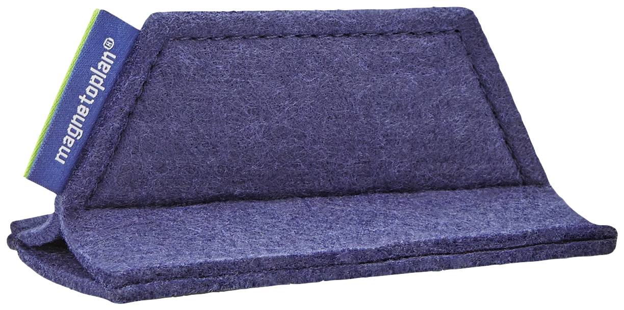 Un portefeuille bleu en feutrine avec rabat ouvert, avec une petite étiquette à gauche portant l'inscription 'magma'.