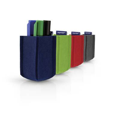 Quatre supports pour stylos de différentes couleurs, côte à côte. Chaque support contient des stylos de couleurs différentes. Ils sont posés sur une surface blanche.