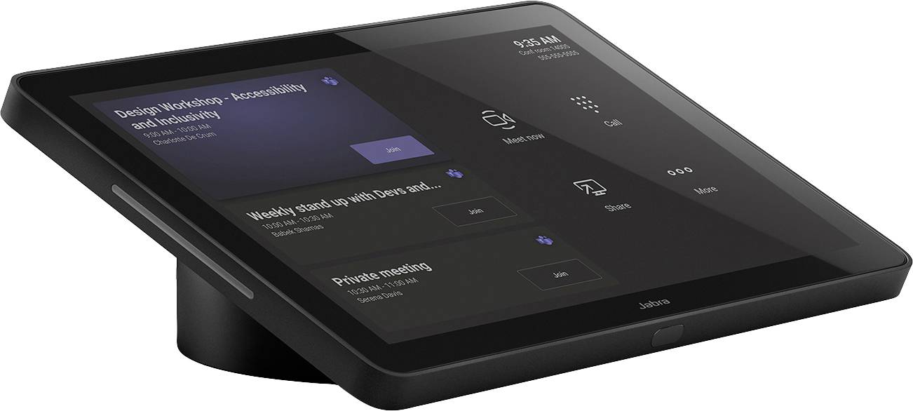 Une tablette tactile noire inclinée affiche une interface de calendrier avec différents rendez-vous et l'heure, 9h05.