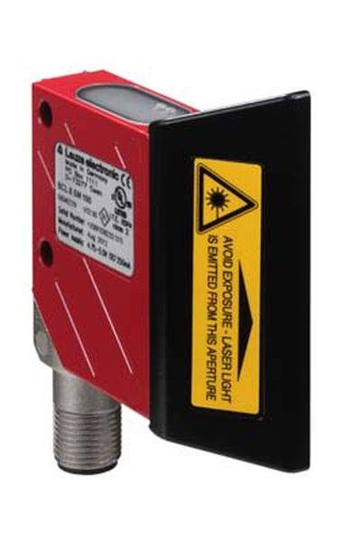 Un capteur laser rectangulaire rouge avec des informations sur le produit et un avertissement. Sur le côté, un avertissement jaune concernant la lumière laser.