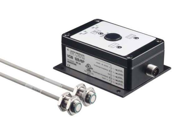 Dispositif de capteur avec boîtier de commande rectangulaire et deux capteurs cylindriques connectés. Adapté pour des applications industrielles.