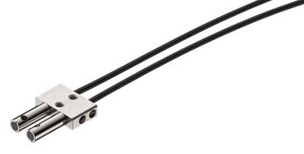Un connecteur métallique double avec deux connexions cylindriques et deux câbles noirs s'étendant vers la droite.