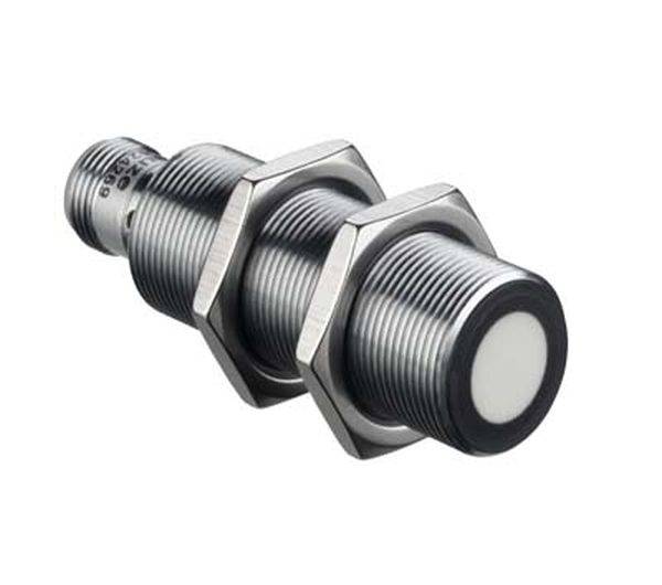 Capteur métallique cylindrique fileté avec connecteur. Principalement utilisé dans des applications industrielles pour la détection d'objets.